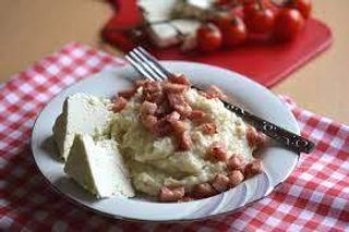 Kačamak sa sirom i prženom slaninom