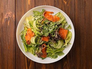 Салат з лососем під винним соусом (300g)