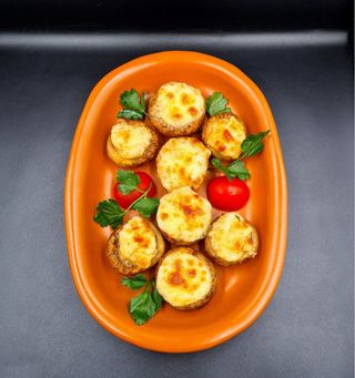 Запечені печериці з сиром сулугуні (270г)