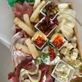Surtido De Quesos Y Embutidos Italianos Con Focaccia