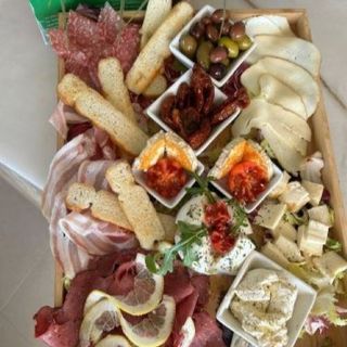 Surtido De Quesos Y Embutidos Italianos Con Focaccia