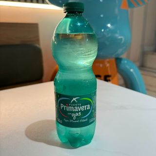 agua con gas 气泡水