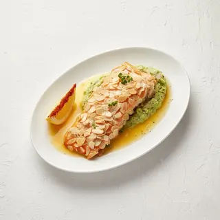 Saumon Aux Amandes Sur Un Lit D'épinard
