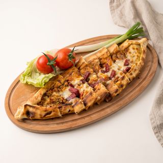 Karışık pide (pide mixt)