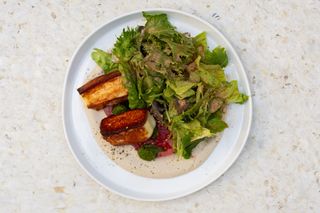 Теплий салат халумі, бабагануш, сезонні томати, 360 г