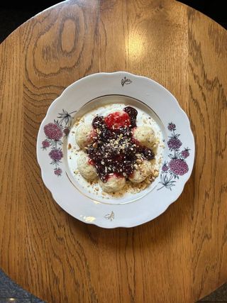 Ледачі вареники з маком та вишневим конфітюром