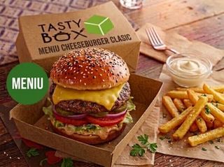 Meniu Cheeseburger clasic servit cu cartofi prajiti si sos de maioneza