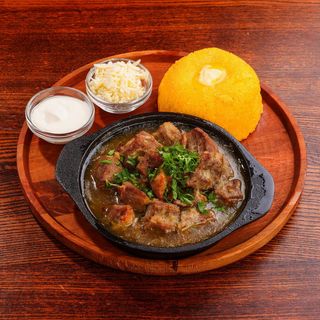 Tocană din carne de porc cu mămăligă