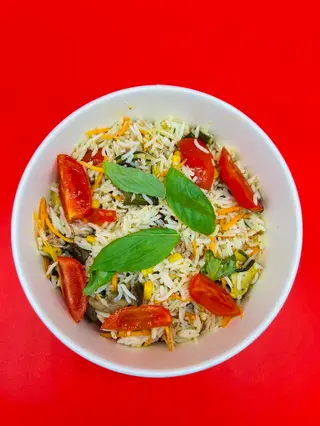 Insalata di riso con tonno e verdure