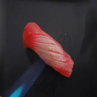515.- Sushi Atún Flameado (2 Pzs.)