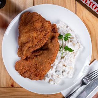 Șnițel vienez (de pui) cu salată de cartofi cu maioneza
