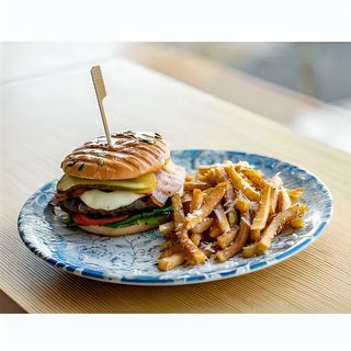 Burger Napoli cu cartofi pai