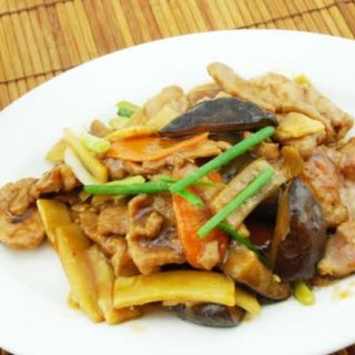 68. Cerdo Con Bambú y Setas