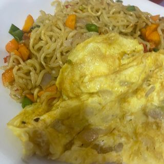 Stir fry noodles and egg 