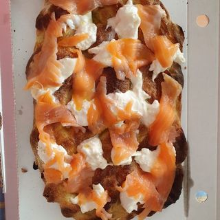 Focaccia salmone e burrata