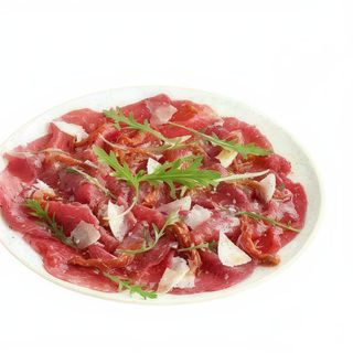 Carpaccio con rúcula y parmesano