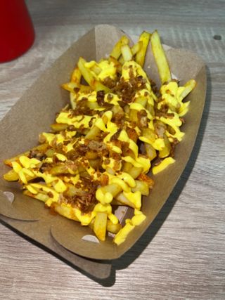 Картопля фрі під сирним соусом