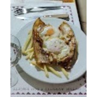 Huevos Fritos Con Patatas Y Chorizo Frito