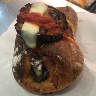 Barchetta gourmet con prosciutto, pomodoro, mozzarella e melanzana
