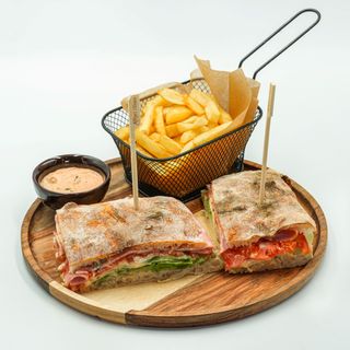 ფოკაჩას სენდვიჩი ლორით და ჩიმჩურის სოუსით კომბო