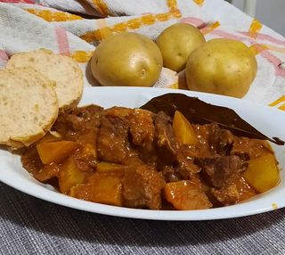 Piatto unico di riso con manzo e patate stufato