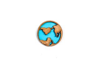 Insigna din lemn cu glob