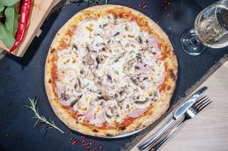 Pizza Prosciutto Funghi