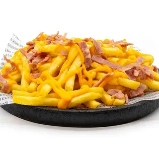 Batatas fritas com molho cheddar e bacon fumado