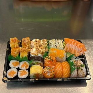 u106 - Mix de 24 peças de sushi + 6 sashimi