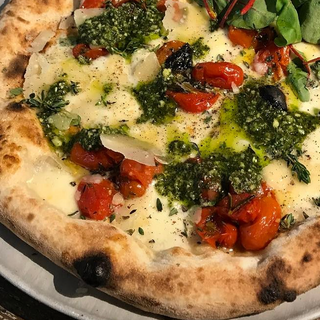 Pizza N5 pesto, tomates y parmesano 