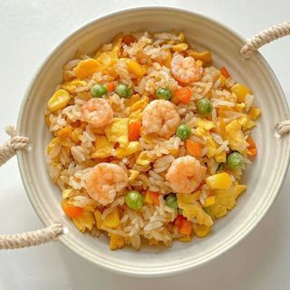 Riso saltato con gamberi