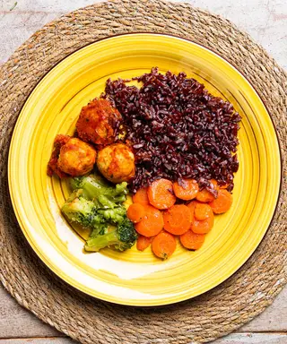 Polpette di baccalà con riso rosso integrale, carote e broccoli - PASTO BILANCIATO