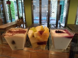 Yogurt bianco e frutti rossi