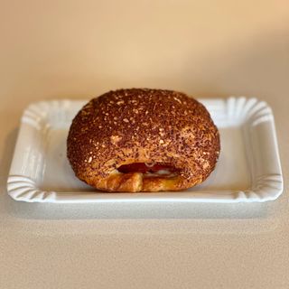 Булочка з шинкою, пармезаном і томатним соусом 