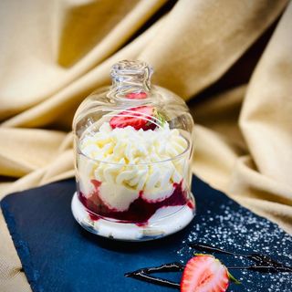 Tiramisu with strawberries