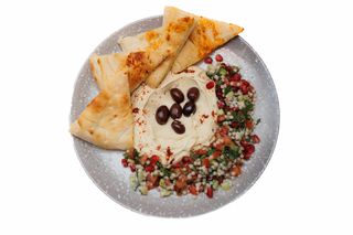 Hummus cu salata tabouleh