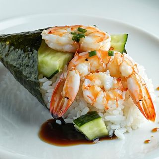 Temaki riso, gamberetti, polpa di granchio, cetrioli, salsa