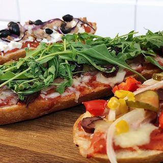 Bagietka z szynką,( około 40 cm) masło,ser,pomidor,ogórek,sos