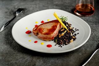 File de ton roşu cu yuzu şi risotto negru cu migdale