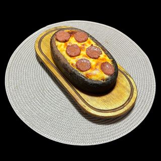 Kaşarli sucuklu humus