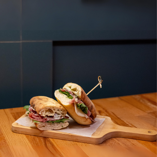 პანინის სენდვიჩი შებრაწული სულგუნით