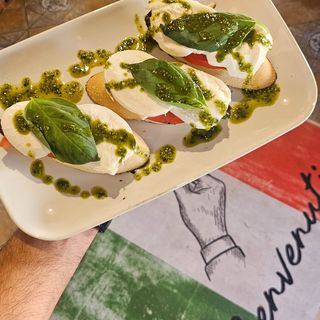 Bruschette  Con Tomate Y Mozzarella