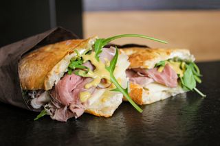 Roast-beef, rucola, Grana Padano, ols - media