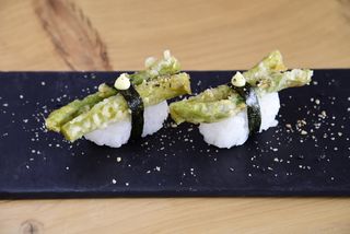 Nigiri de Espárrago Verde en Tempura (2 uds.)
