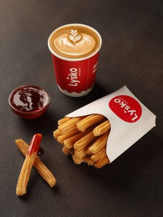 Чурос з брусничним соусом.