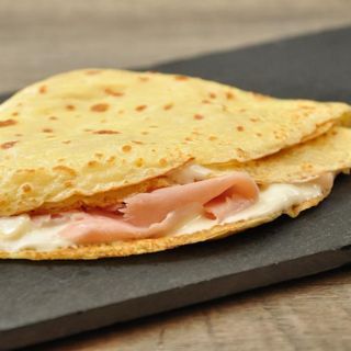 11 Porchetta, pollo, cipolla, patatine fritte, cheddar, maionese,barbecue 