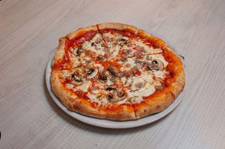 Pizza de jamón y champiñones