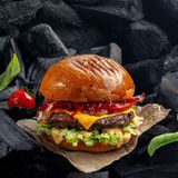 Бургер з яловичою котлетою та перцем конфі