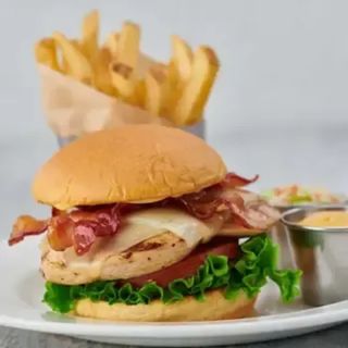 Grilled Chicken Sandwich c/ Batatas