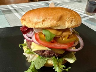 Ostry Kopernik Burger wołowy z Papryczkami Jalapeno